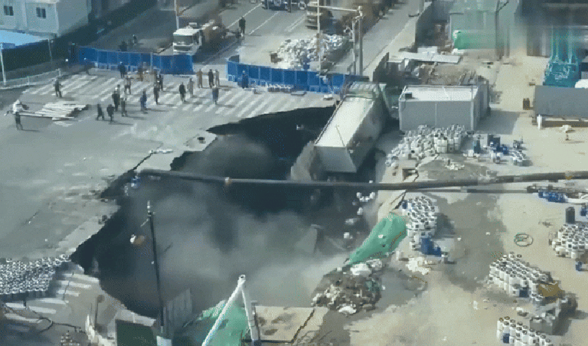  Rua em Xangai desaba durante obras do metrô e abre cratera gigante; veja vídeo