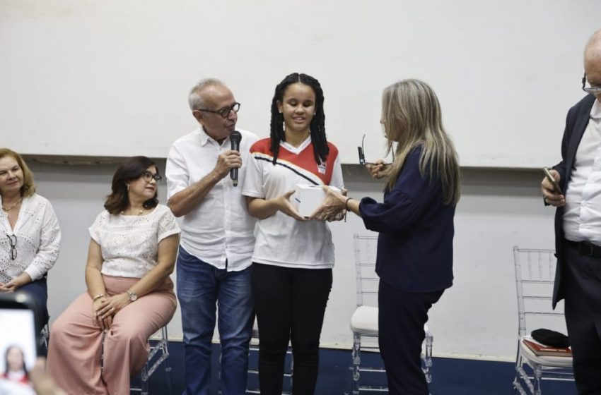  Cícero Lucena amplia inclusão na rede municipal com distribuição de óculos inteligentes a estudantes com deficiência visual