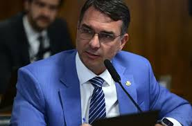  Flávio Bolsonaro pede foco eleitoral em meio a atritos públicos entre aliados da direita