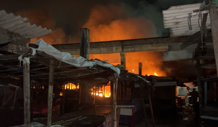  Incêndio atinge Mercado Modelo e destrói barracas, no bairro do Varadouro, em João Pessoa