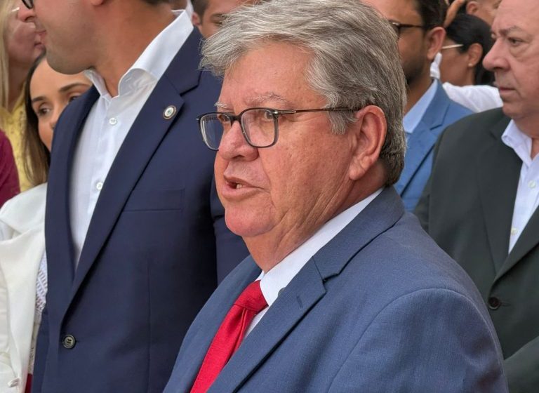  Governador João Azevedo anuncia reajuste salarial para servidores estaduais