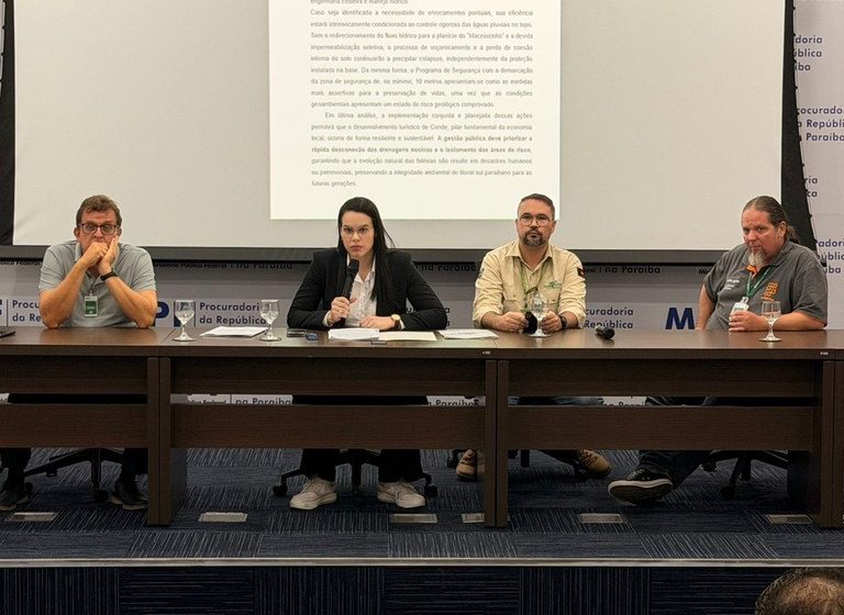  Governo da Paraíba avalia situação das falésias de Carapibus ameaçadas por erosão