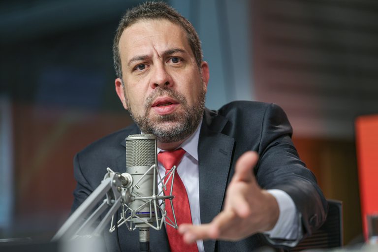  Governo do Brasil ouve categoria e caminhoneiros abortam greve; nova reunião na 4ª