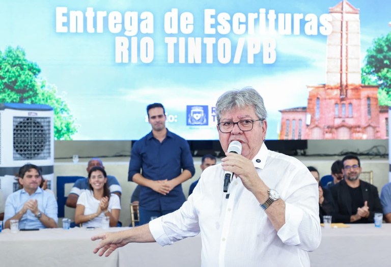  João Azevêdo entrega escrituras a mais 351 famílias e avança no processo de desprivatização de Rio Tinto