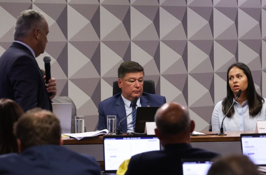  Ex-secretária de “Careca do INSS” diz à CPMI que acessava cofre da empresa, mas desconhecia origem do dinheiro