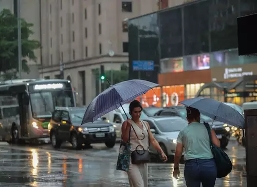  Alerta laranja para chuvas intensas em 17 estados brasileiros no início desta semana, informa Inmet