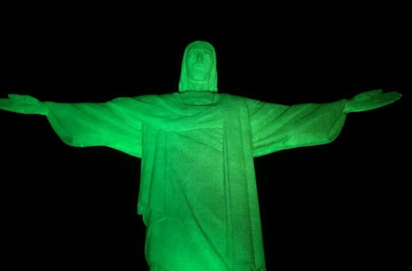  Cristo Redentor é iluminado em campanha contra o feminicídio e marca mobilização rumo à Copa Feminina de 2027