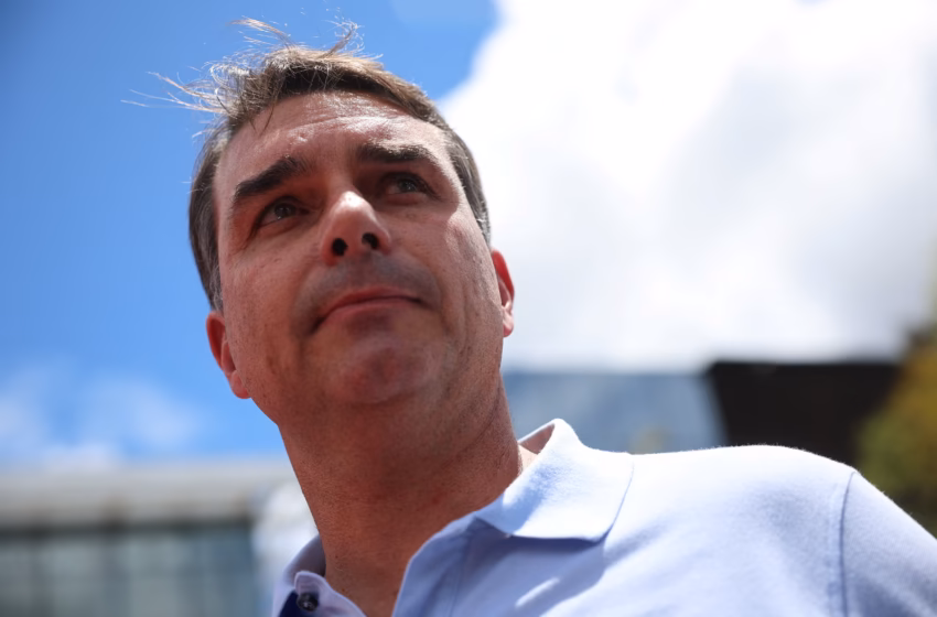  MPRJ denuncia ex-assessora de Flávio Bolsonaro por movimentar R$ 8,5 milhões para milícia e jogo do bicho
