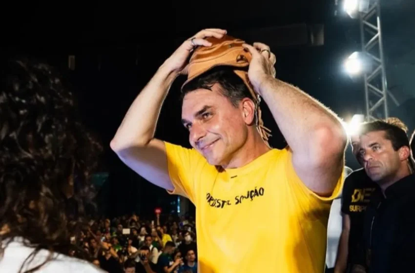  Flávio Bolsonaro sinaliza apoio único na Paraíba
