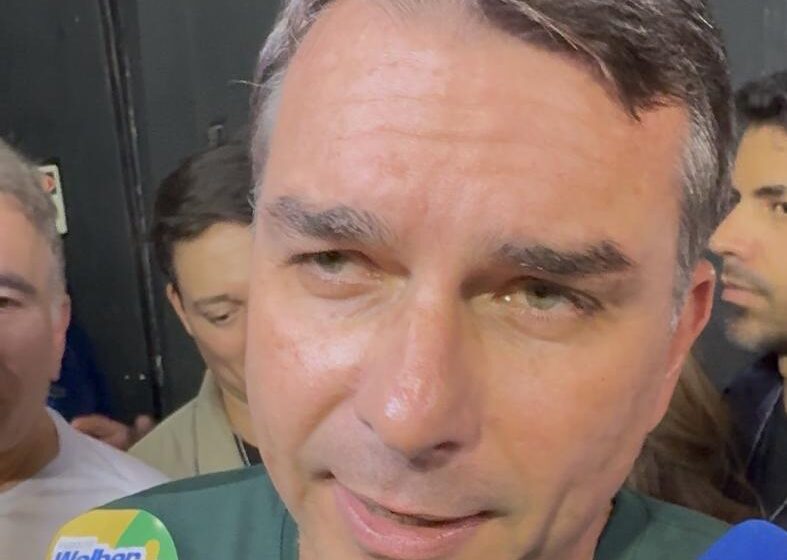  Flávio Bolsonaro fala em “libertar o Nordeste” durante ato político em João Pessoa