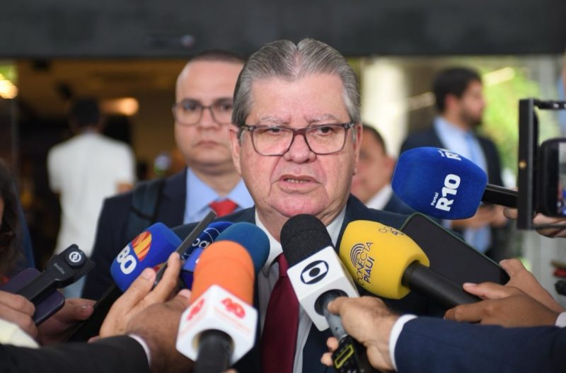  João desconsidera a crítica de Camila a respeito de seu “estilo rígido” e de “não sentar para comer galinha”