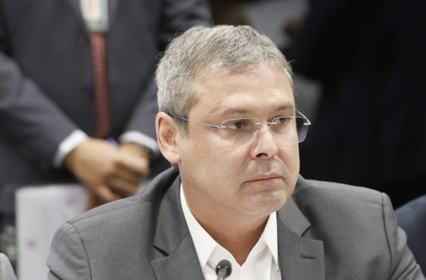  Lindbergh Farias aciona Justiça contra reajuste de até 15,46% na conta de luz no Rio de Janeiro