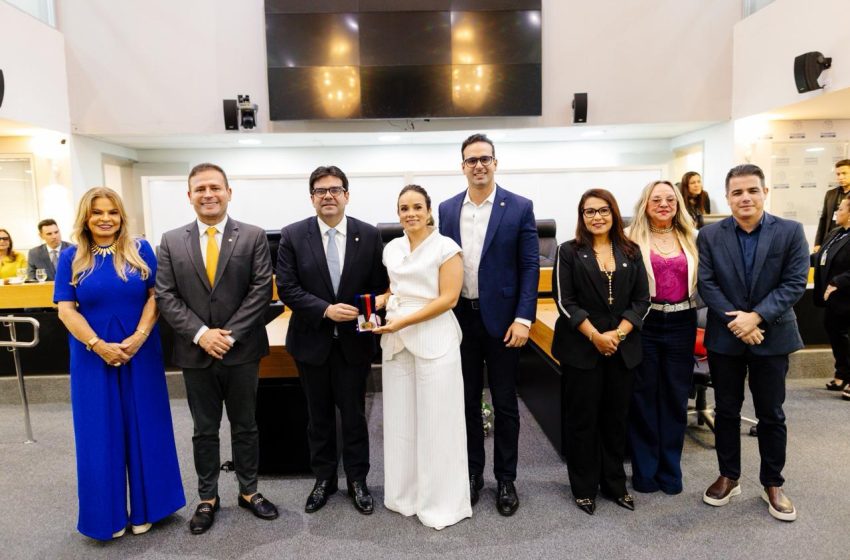  Camila Mariz Ribeiro recebe Medalha Epitácio Pessoa em reconhecimento ao trabalho em defesa das mulheres na Paraíba
