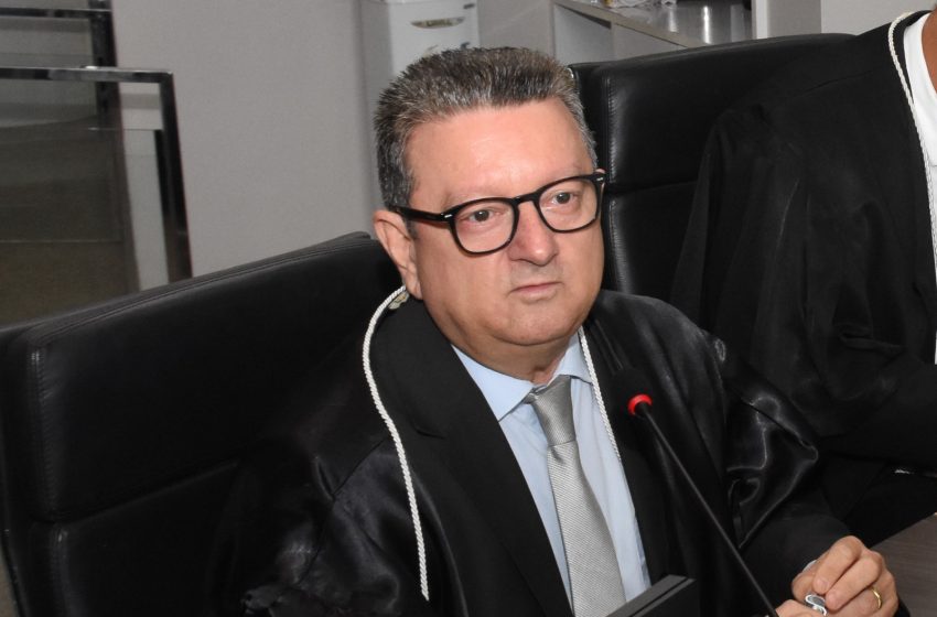 Desembargador Onaldo Queiroga lança livro que relaciona a obra de Luiz Gonzaga ao Direito