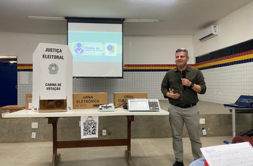  Profissionais da Educação fazem formação sobre uso da urna eletrônica para eleição de Líderes Estudantis