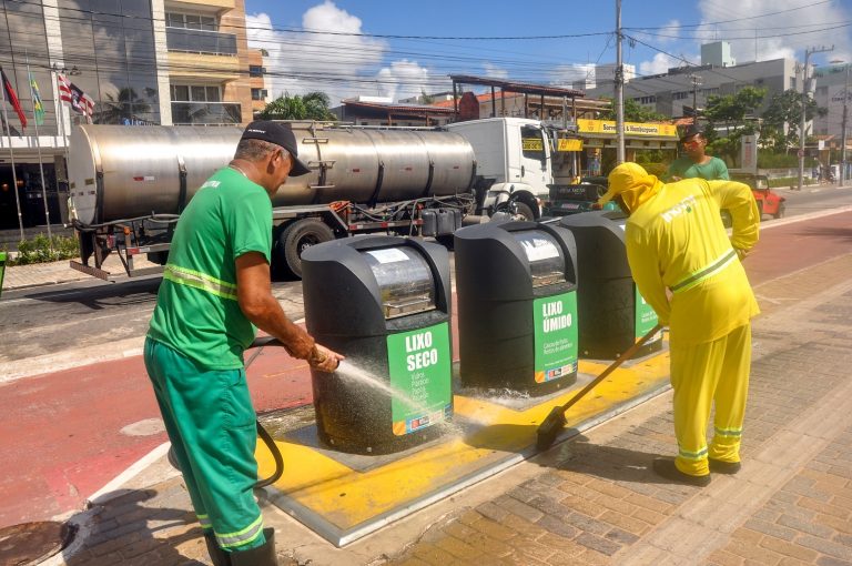  Emlur mantém operação com serviços de limpeza urbana por toda cidade
