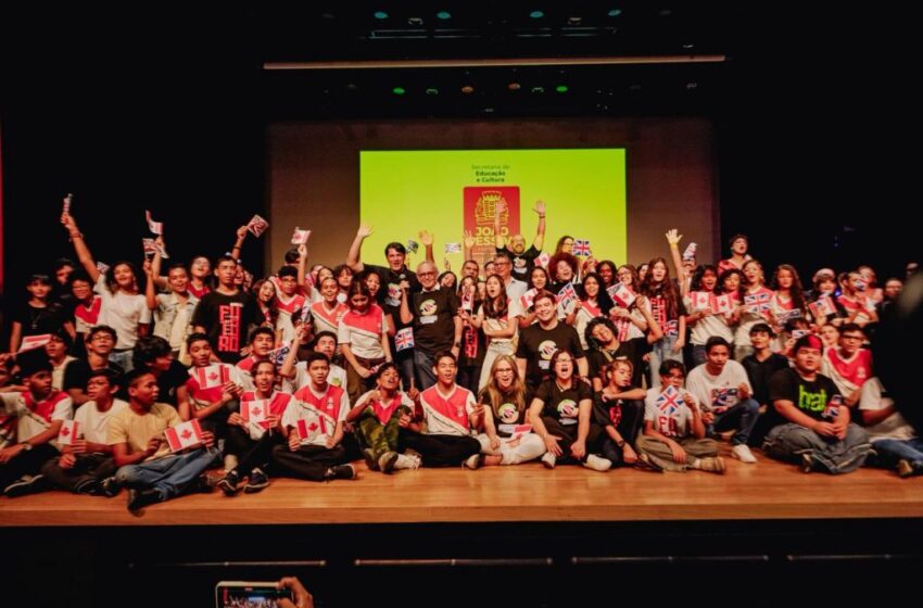  Prefeito celebra envio de alunos e professores da rede municipal para intercâmbio no Reino Unido e Canadá