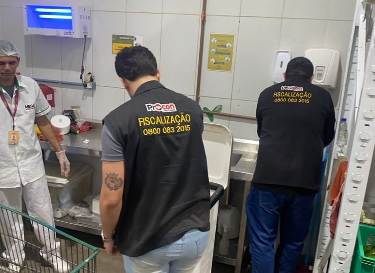  Procon-JP autua supermercado em Paratibe e apreende 35 quilos de frango com datas irregulares