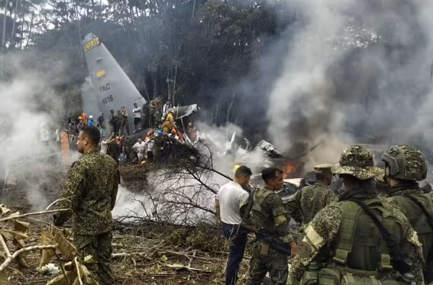  Avião militar colombiano com mais de 120 soldados a bordo cai; presidente confirma 77 feridos