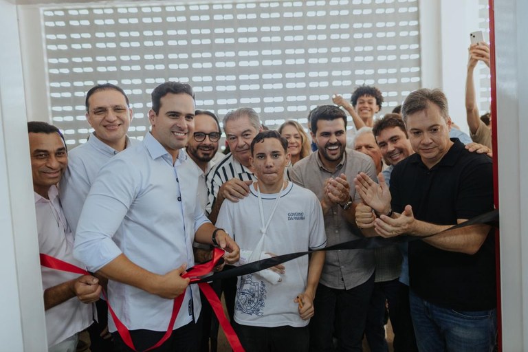  Vice-governador entrega fardamentos, kits escolares e inaugura sala do Amanhã Digital no Alto Sertão