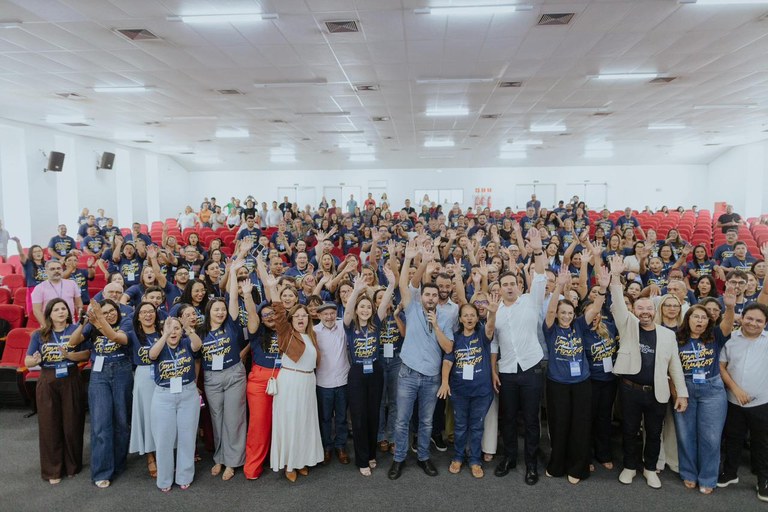 Lucas Ribeiro destaca liderança escolar em abertura de formação para diretores da Paraíba