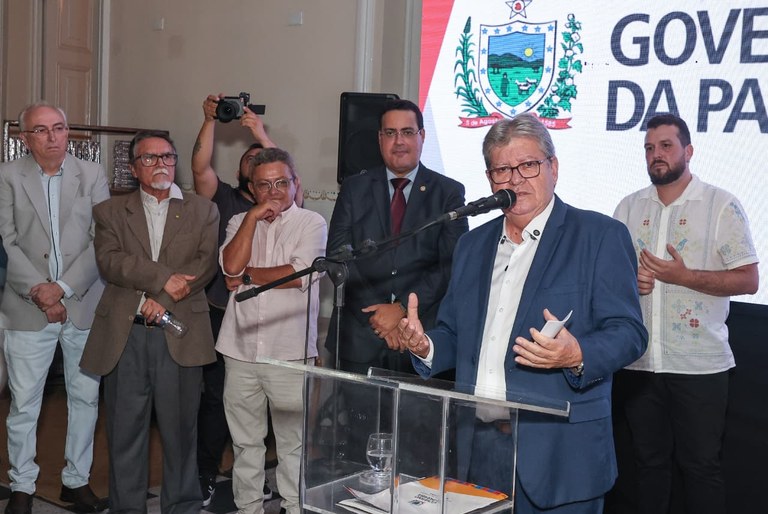  João Azevêdo apresenta livro sobre a Paraíba e reforça compromisso do governo com a cultura