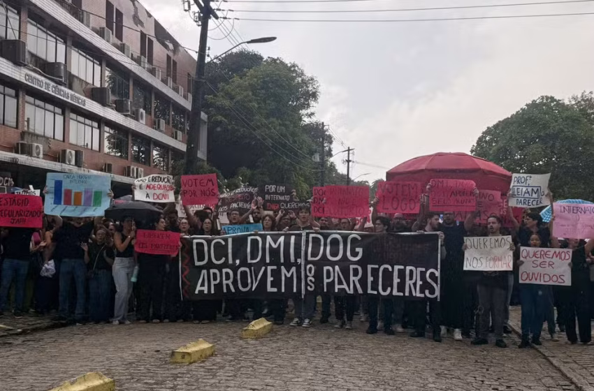  Estudantes de Medicina da UFPB protestam em João Pessoa contra atrasos no internato e superlotação