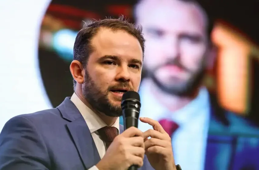  Lula anuncia Dario Durigan como novo ministro da Fazenda após saída de Haddad