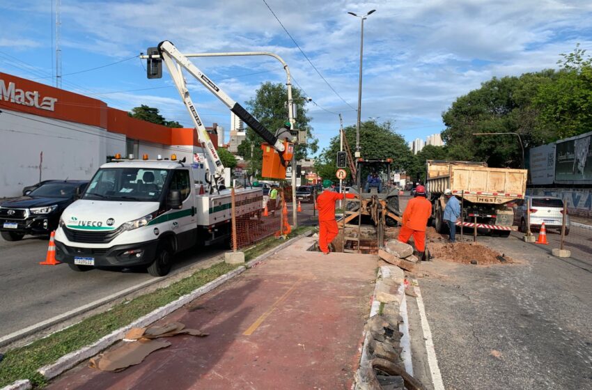  Cagepa realiza substituição emergencial em rede de esgoto na Avenida José Américo