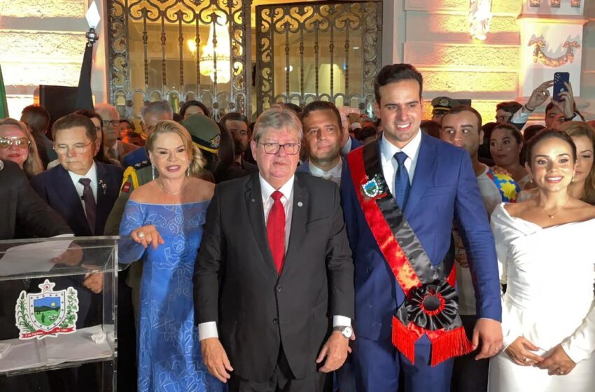  Lucas Ribeiro recebe faixa de governador e assume comando do Executivo estadual