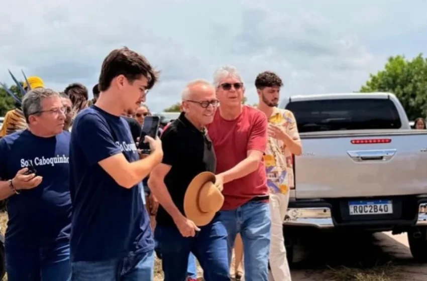  Ricardo Coutinho e Cícero Lucena se abraçam em público depois de décadas de rivalidade.  Saiba mais