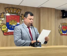  Presidente interino anuncia revisão de contratos e suspensão de pagamentos