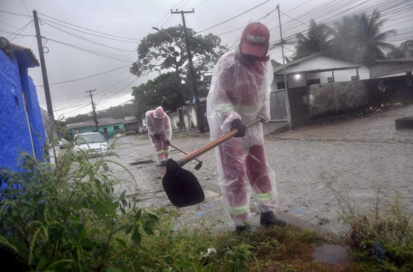  Emlur mantém serviços essenciais de limpeza urbana mesmo durante fortes chuvas