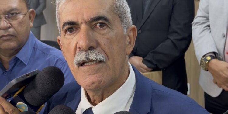  Pereira assume interinamente, evita contato com Neto e anuncia primeira nomeação na gestão