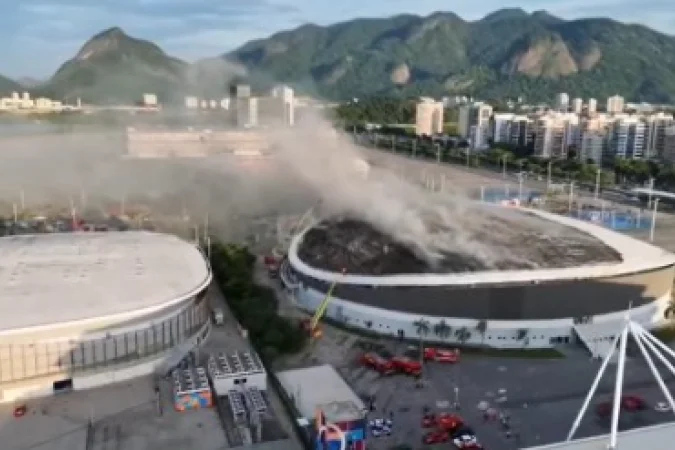  Incêndio atinge cobertura do Velódromo do Parque Olímpico na Barra da Tijuca, zona Oeste do Rio de Janeiro e mobiliza bombeiros