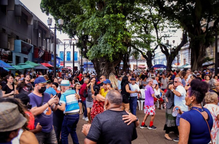  Grupo Os Mulatos leva repertório de clássicos do samba ao Sabadinho Bom
