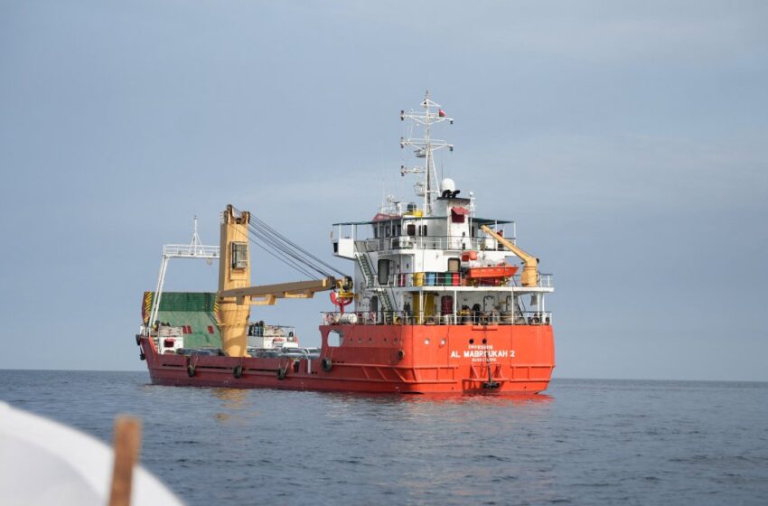  Tráfego no Estreito de Ormuz quase estagna, com apenas três travessias em 12 horas