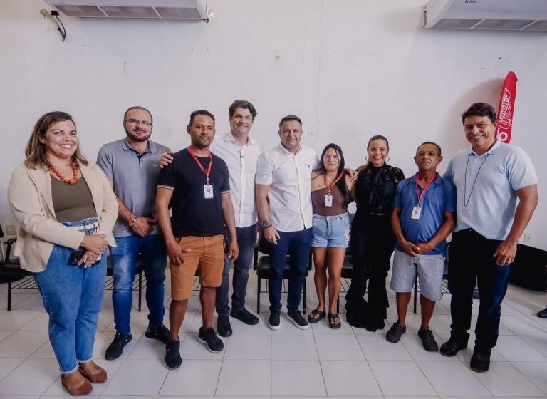  Leo Bezerra entrega crachás que organiza comércio de ambulantes na orla de Cabo Branco e Tambaú