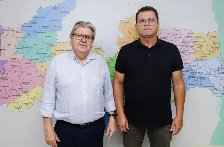  Prefeito de Sumé declara apoio à pré-candidatura de João Azevêdo ao Senado