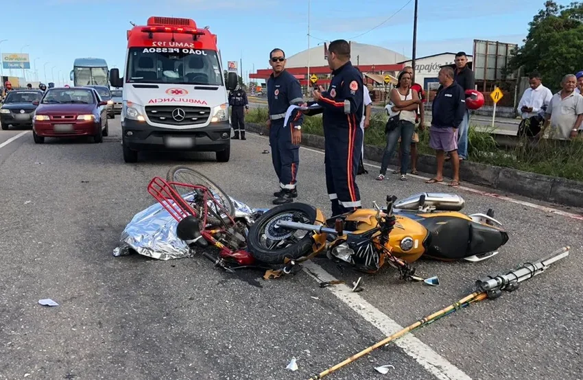  Acidente entre moto e bicicleta em João Pessoa deixa ciclista morto e piloto ferido