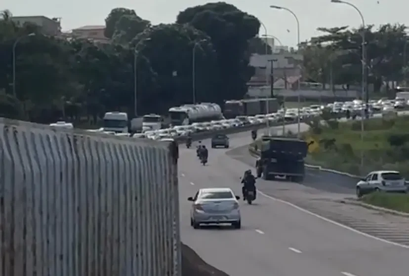  Carreta quebrada causa congestionamento de até 4 km na BR-230, em João Pessoa
