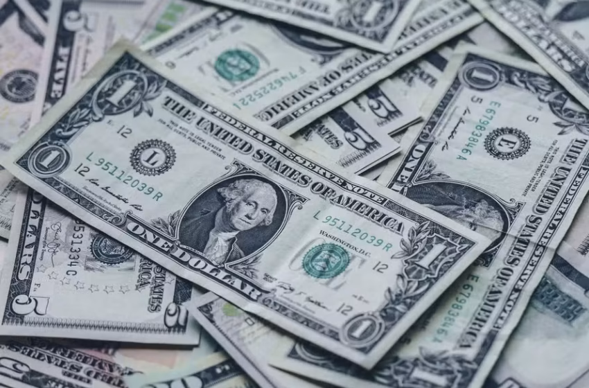 Dólar fecha em leve queda e atinge menor valor em mais de dois anos; Ibovespa recua