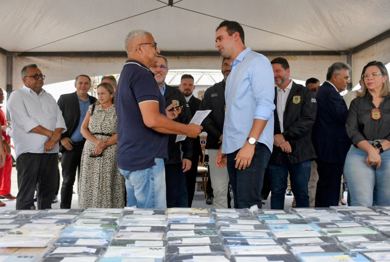  Governador Lucas Ribeiro reforça política de segurança com devolução de 500 celulares pela Operação Recupera