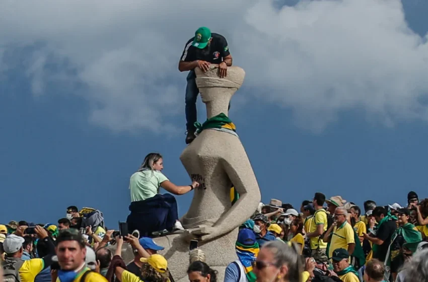  Após aprovação da dosimetria, Moraes nega redução de pena à mulher que pichou estátua do STF com batom