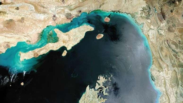 Irã ameaça fechar o Estreito de Ormuz diante de bloqueio naval dos EUA