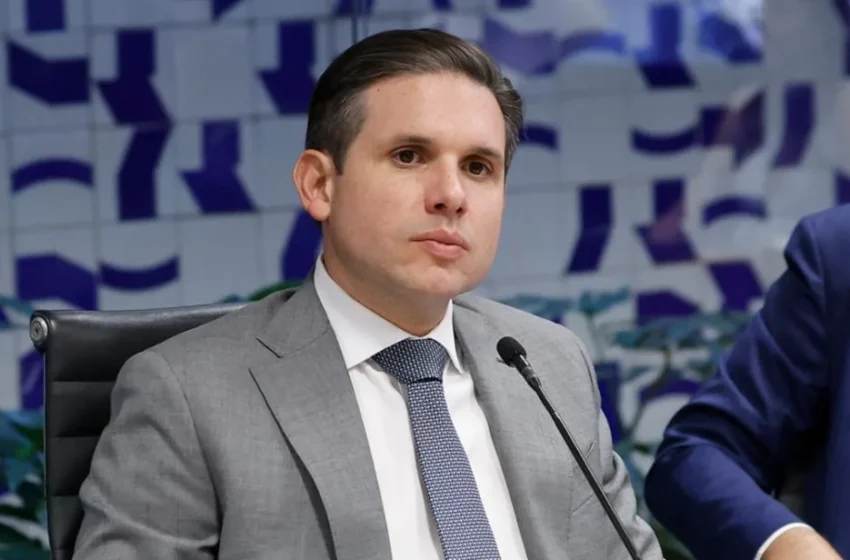  Hugo Motta responde sobre ato de Alexandre Moraes, referente a avião