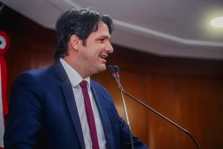  Leo Bezerra assume Prefeitura Municipal após renúncia de Cícero Lucena para as disputar eleições de 2026