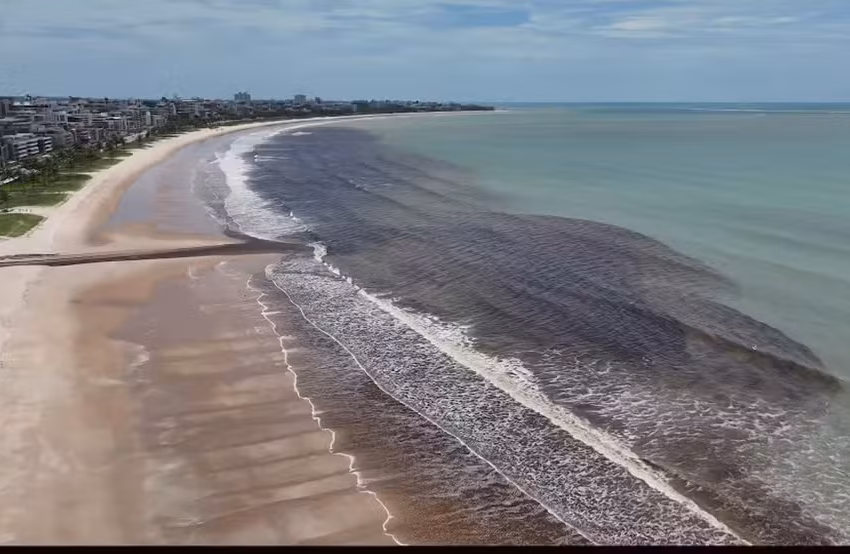  Mancha escura semelhante a esgoto reaparece no mar da praia de Intermares