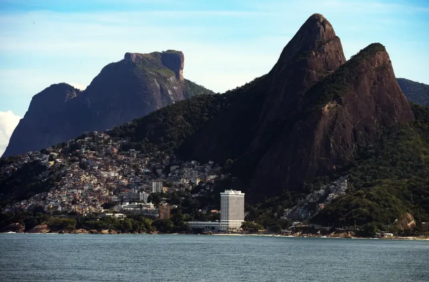  Operação policial no Vidigal deixa turistas ilhados no Morro Dois Irmãos no Rio