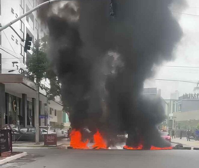  Ambulantes protestam na orla de João Pessoa contra fiscalização e proibição de carrinhos